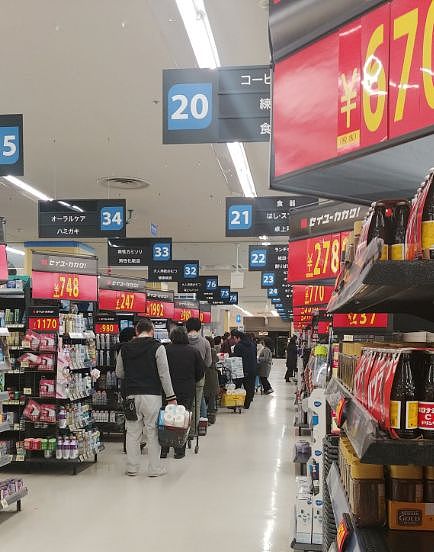 听说和口罩的原料一样，日本民众连夜搬空了各大超市的厕纸…（组图） - 10