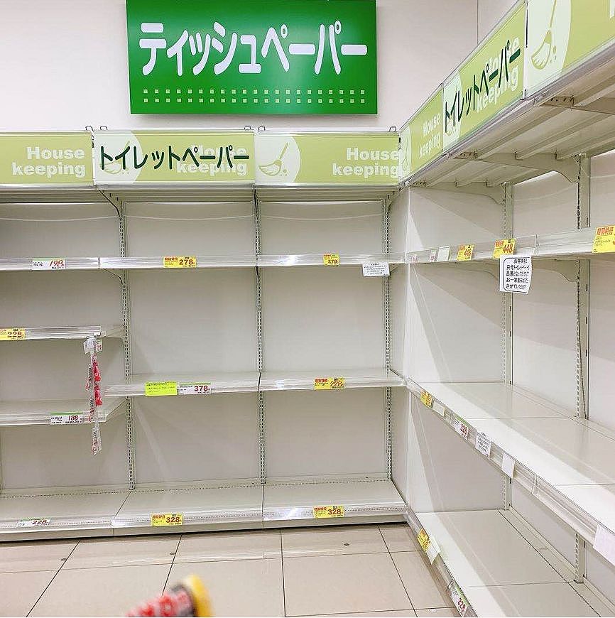 听说和口罩的原料一样，日本民众连夜搬空了各大超市的厕纸…（组图） - 14
