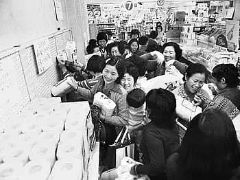 听说和口罩的原料一样，日本民众连夜搬空了各大超市的厕纸…（组图） - 25
