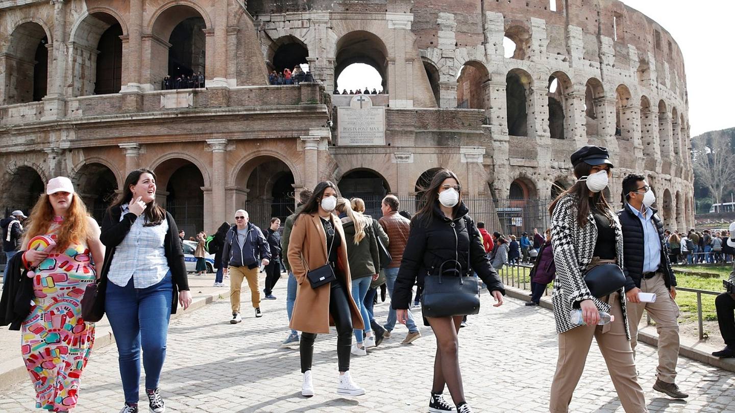 意大利罗马的疫情已趋向严重，民众出行时纷纷戴上口罩防疫。（Reuters）