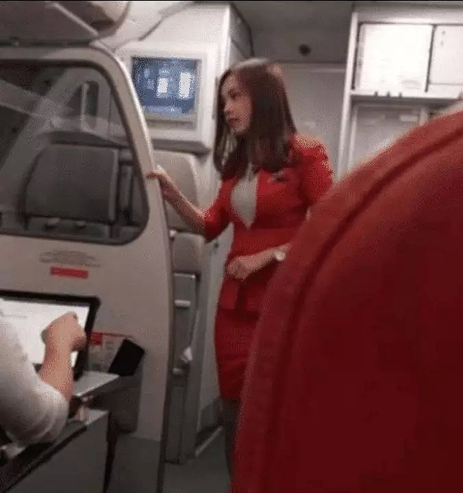 【美女】亚裔空姐被偷拍后爆红！魔鬼身材，仙女容颜，一飞机乘客都看呆了...（组图） - 3