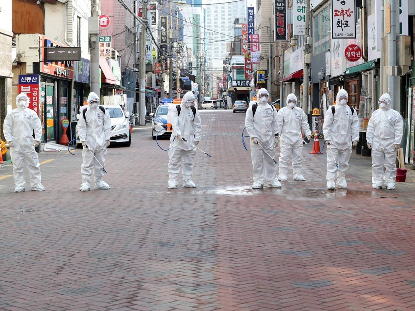 2月27日，韩国士兵在韩国大邱的街道上穿着防护服喷洒消毒剂。（AP）