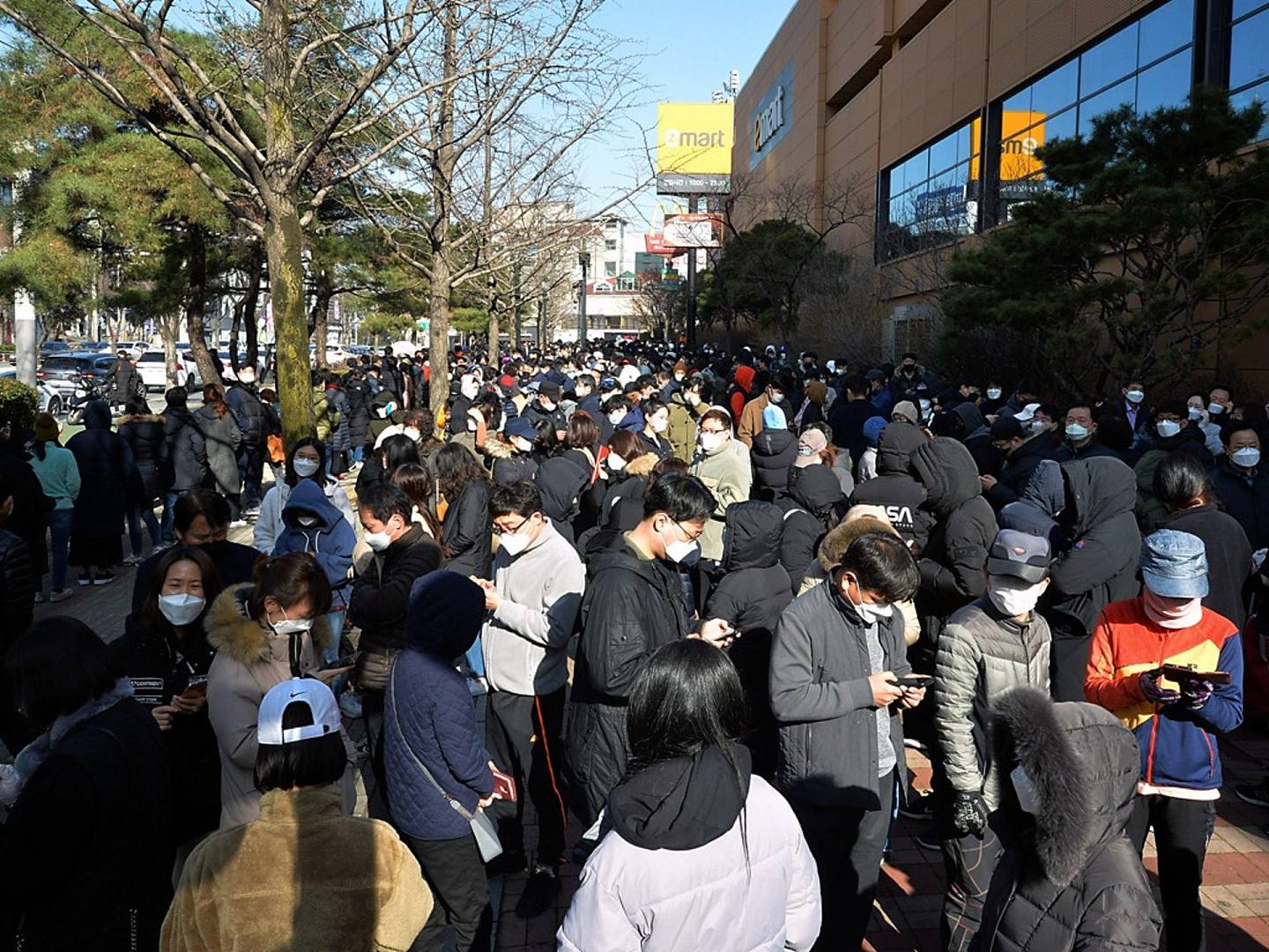 2020年2月24日，韩国民众在韩国大邱的一家商店排队购买口罩。韩国总统文在寅2月23日宣布全国进入传染病最高警戒状态。（AP）