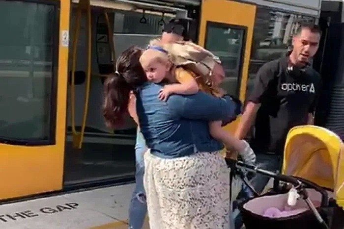 悉尼火车刚靠站，小女孩一眨眼就没了，妈妈吓到崩溃！火车站的黑洞，每年吞掉200多个孩子... - 14