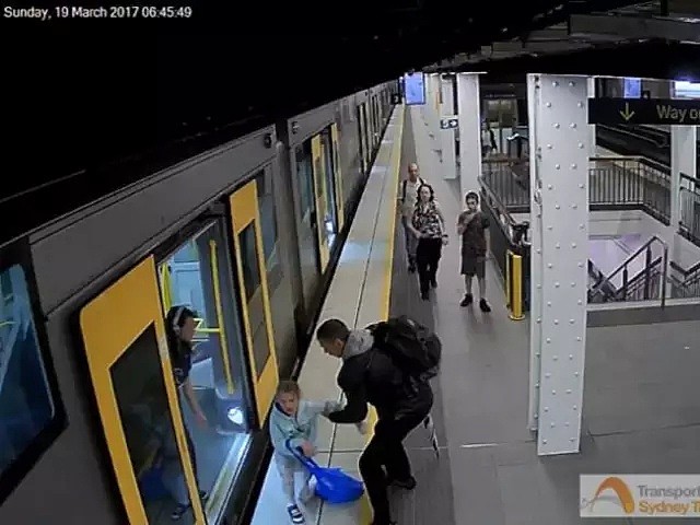悉尼火车刚靠站，小女孩一眨眼就没了，妈妈吓到崩溃！火车站的黑洞，每年吞掉200多个孩子... - 23