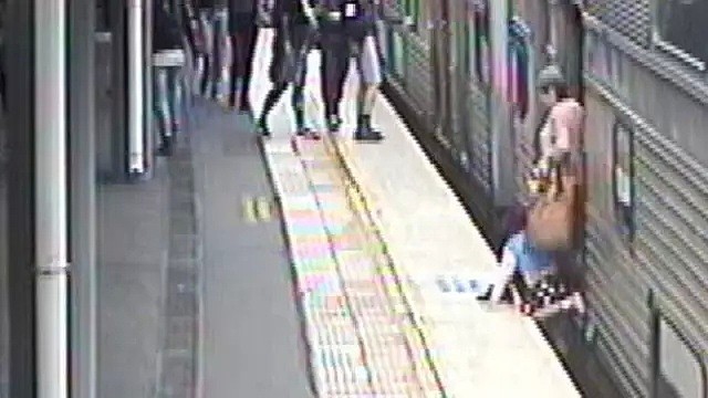 悉尼火车刚靠站，小女孩一眨眼就没了，妈妈吓到崩溃！火车站的黑洞，每年吞掉200多个孩子... - 26