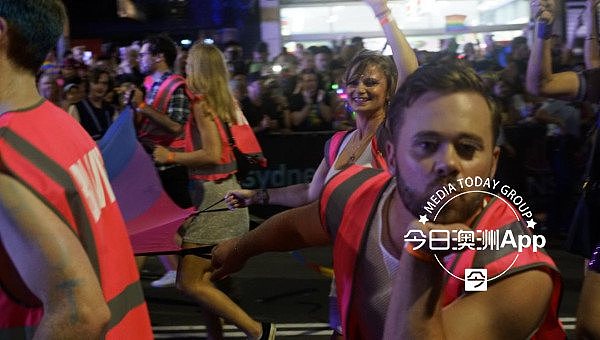 悉尼今夜彩虹色！同性恋大游行数十万人狂欢，华人方阵惊艳亮相！（视频/组图） - 19