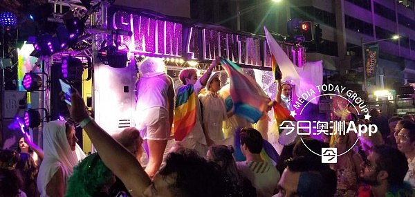 悉尼今夜彩虹色！同性恋大游行数十万人狂欢，华人方阵惊艳亮相！（视频/组图） - 17