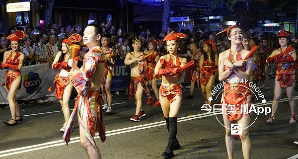 悉尼今夜彩虹色！同性恋大游行数十万人狂欢，华人方阵惊艳亮相！（视频/组图） - 1