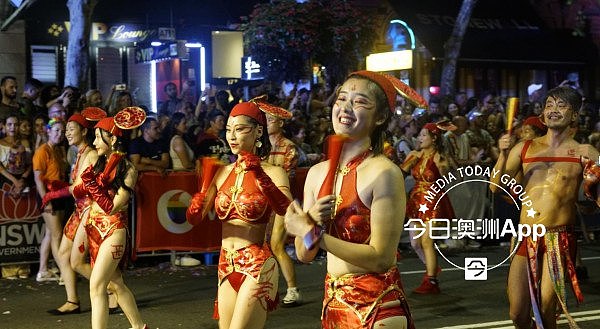 悉尼今夜彩虹色！同性恋大游行数十万人狂欢，华人方阵惊艳亮相！（视频/组图） - 2