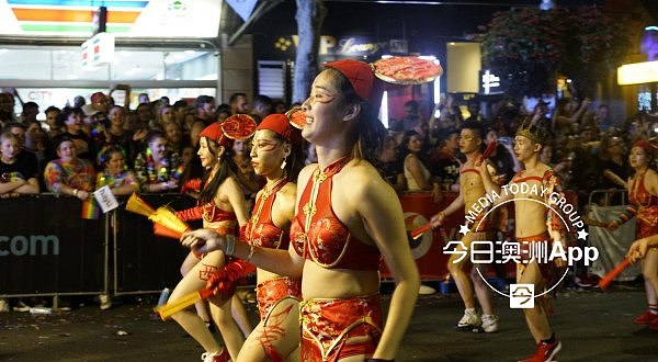 悉尼今夜彩虹色！同性恋大游行数十万人狂欢，华人方阵惊艳亮相！（视频/组图） - 3