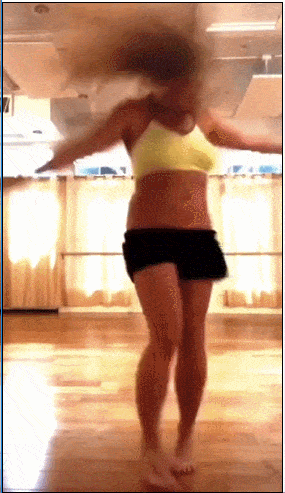 39岁布兰妮晒跳舞视频，紫红色皮肤很瞩目，体重暴增摔倒骨头断裂