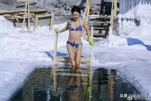 50岁中国辣妈西伯利亚零下40℃脱光！外媒：纹身太显眼