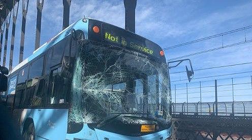 突发！悉尼海港大桥两辆巴士相撞，车辆大排长龙堵成渣（组图） - 1
