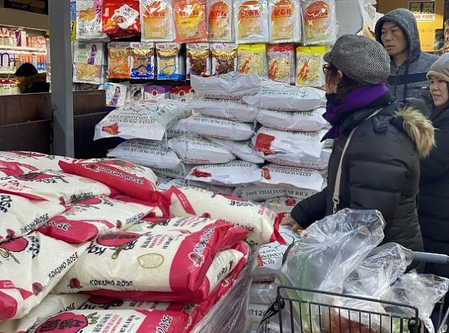 疫情发酵！华人抢购大米囤食物…超市承诺充足供应不涨价（组图） - 1