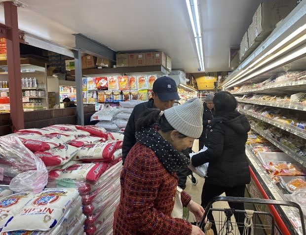 疫情发酵！华人抢购大米囤食物…超市承诺充足供应不涨价（组图） - 2