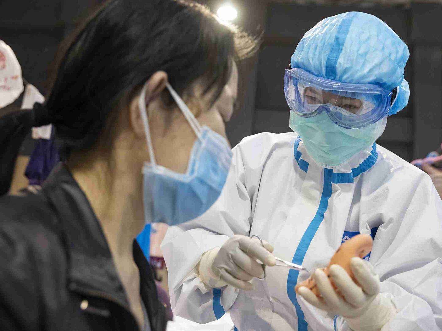 新冠肺炎疫情引发中国社会对当前医患关系的重新思考。（新华社）