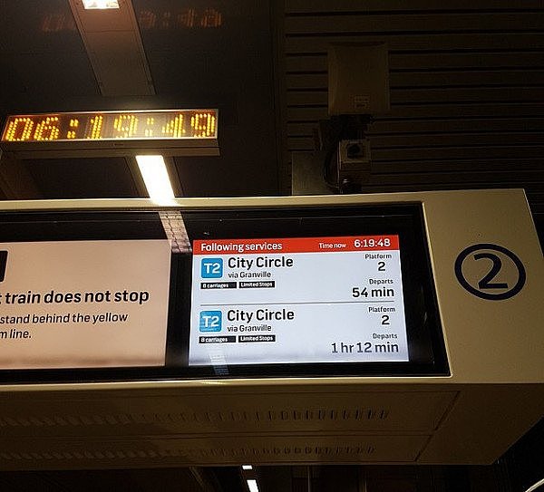 悉尼城铁今晨大面积延误！作业列车脱轨，致数百趟次营运受阻！大批通勤者被迫滞留（组图） - 3