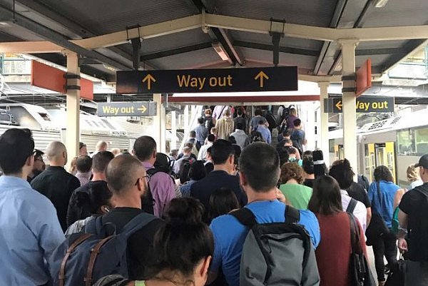 悉尼城铁今晨大面积延误！作业列车脱轨，致数百趟次营运受阻！大批通勤者被迫滞留（组图） - 2