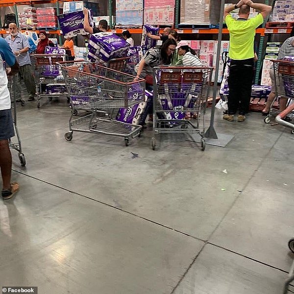 “彻底失控！”大批澳人涌入Costco，成堆抢购厕纸！“他们怕的可能不是病毒，而是没纸用”（视频/组图） - 2
