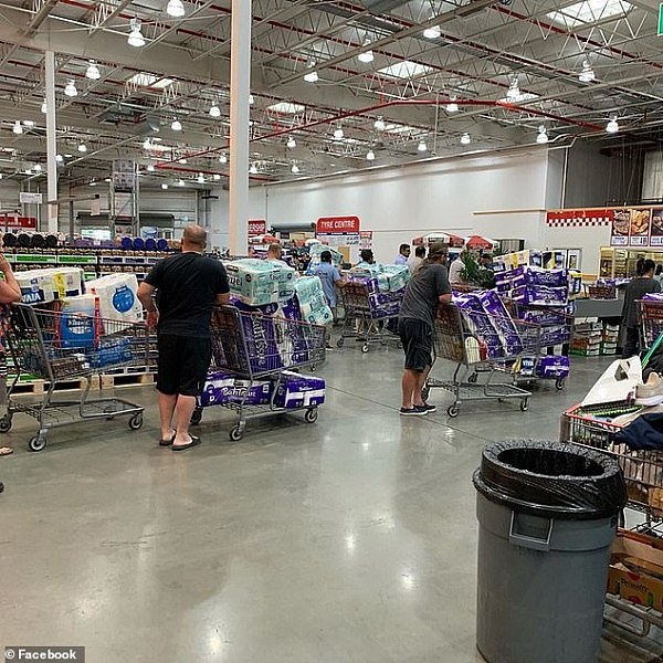 “彻底失控！”大批澳人涌入Costco，成堆抢购厕纸！“他们怕的可能不是病毒，而是没纸用”（视频/组图） - 1