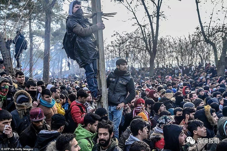 疫情肆虐，8万难民疯狂涌向希腊，催泪瓦斯驱赶不走，边境冲突不断!！欧盟吓疯了…（组图） - 2