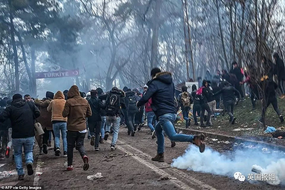 疫情肆虐，8万难民疯狂涌向希腊，催泪瓦斯驱赶不走，边境冲突不断!！欧盟吓疯了…（组图） - 6