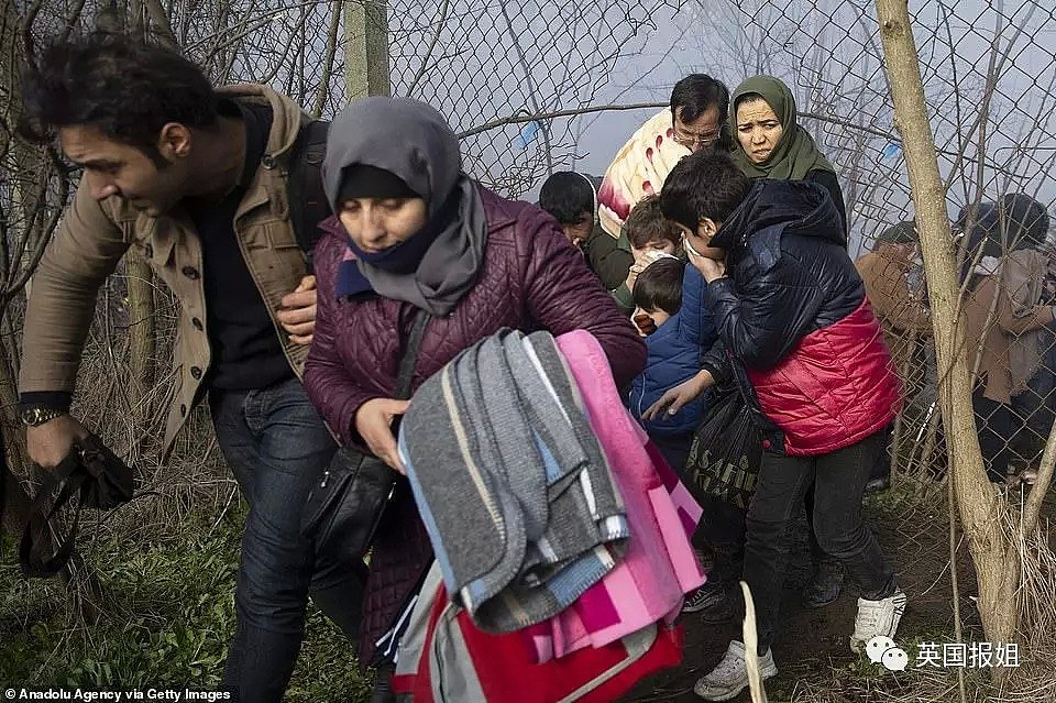 疫情肆虐，8万难民疯狂涌向希腊，催泪瓦斯驱赶不走，边境冲突不断!！欧盟吓疯了…（组图） - 8