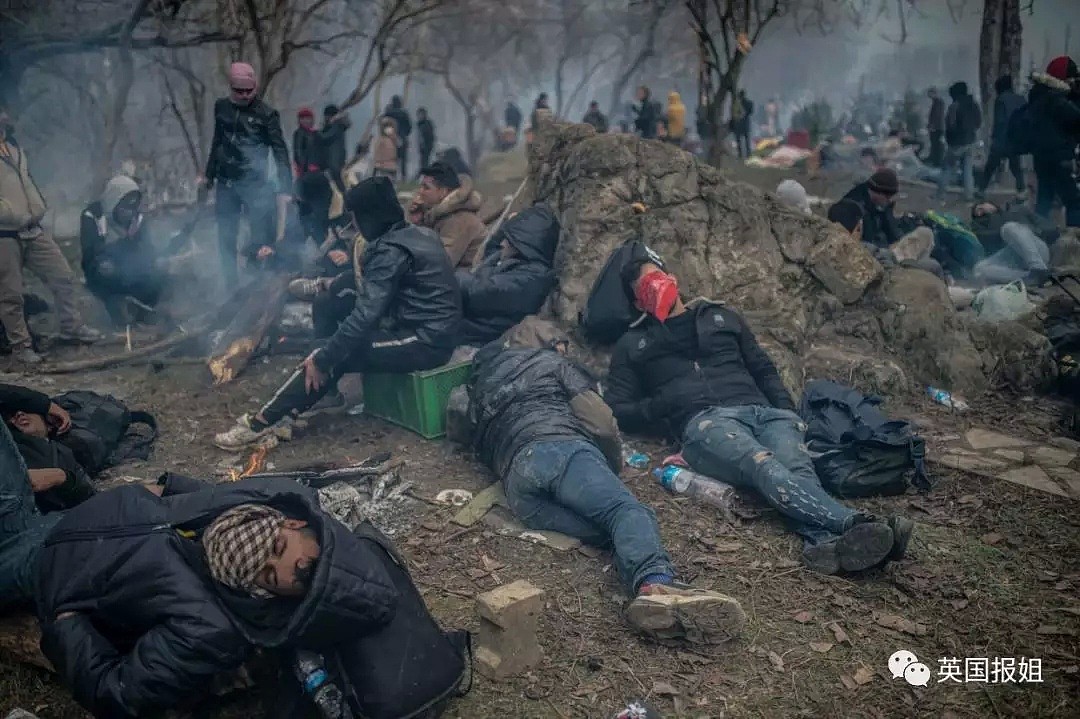 疫情肆虐，8万难民疯狂涌向希腊，催泪瓦斯驱赶不走，边境冲突不断!！欧盟吓疯了…（组图） - 14