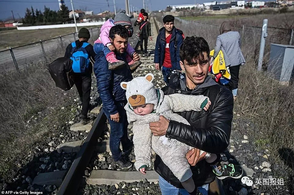 疫情肆虐，8万难民疯狂涌向希腊，催泪瓦斯驱赶不走，边境冲突不断!！欧盟吓疯了…（组图） - 18