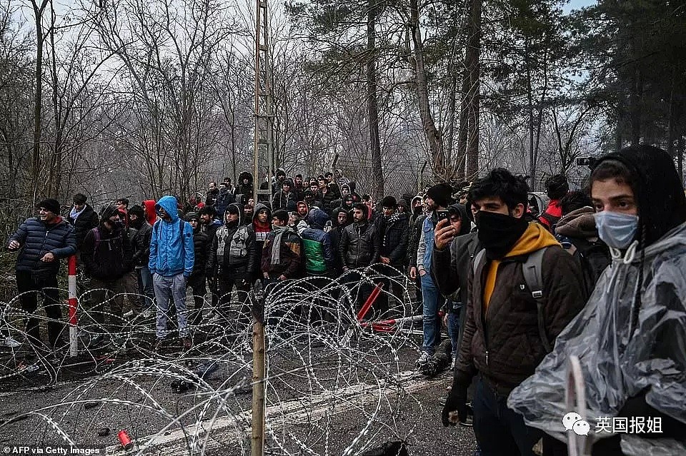 疫情肆虐，8万难民疯狂涌向希腊，催泪瓦斯驱赶不走，边境冲突不断!！欧盟吓疯了…（组图） - 23