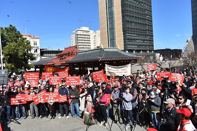 上千民众参加在华埠花园角的集会。 （本报记者摄影）
