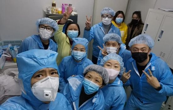 “尓豪”高鑫为抗击疫情出力，口罩厂做义工，熬夜制作4万只口罩