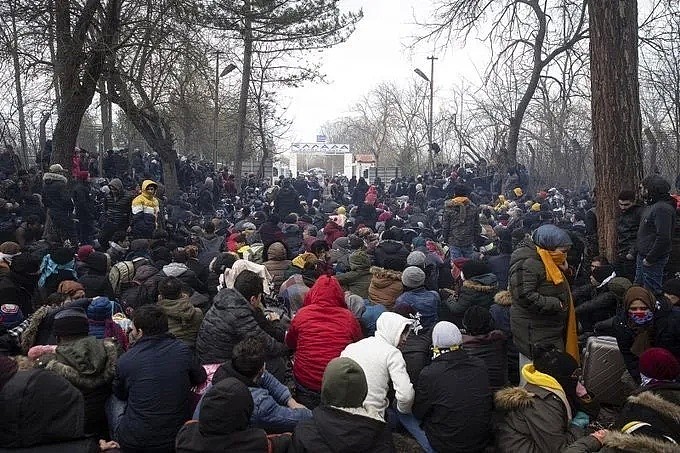 欧洲沦陷！疫情大爆发，难民来袭，超市被抢购一空，企业停工面临破产，病毒面前，才真正体会到什么是人类命运共同体！ - 3