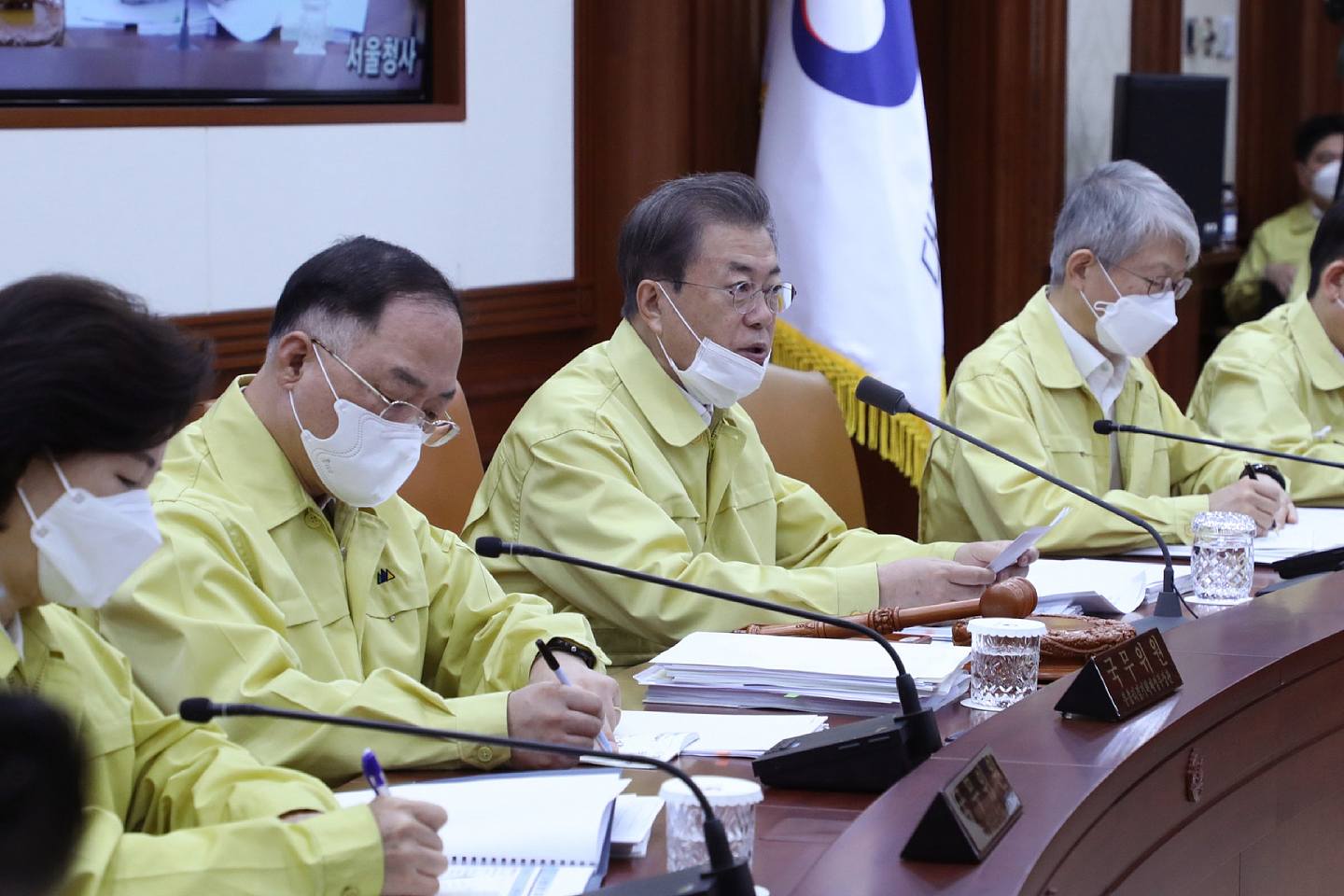 韩国总统文在寅3月3日在首尔出席内阁会议，宣布展开抗疫战，并计划投入30兆韩圜抗疫。（AP）