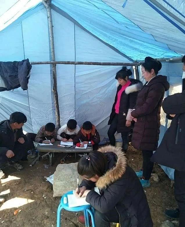 中国农村网课有多难：十几人挤帐篷无人戴口罩，教师手机批作业眼睛快看瞎（组图） - 3