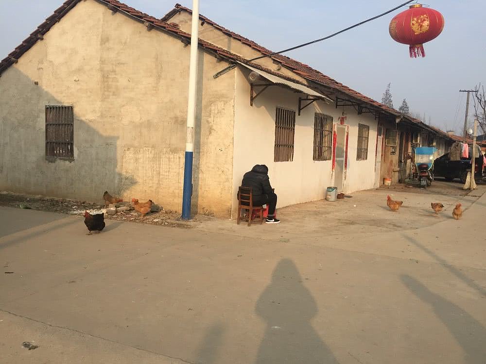 中国农村网课有多难：十几人挤帐篷无人戴口罩，教师手机批作业眼睛快看瞎（组图） - 1