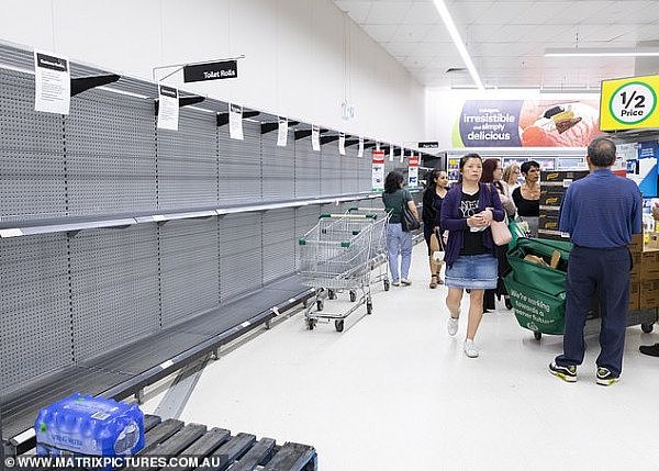 十分钟扫空货架！澳媒走访悉尼超市，实拍抢纸现场！顾客：家里不缺，但大家都抢我也抢点（视频/组图） - 2