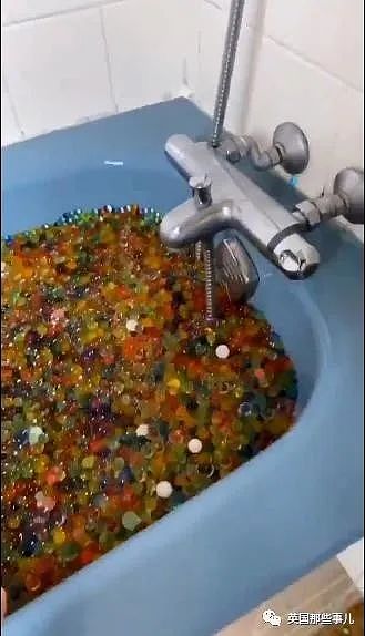 沙雕小哥把几大瓶吸水珠倒进浴缸放上水…整条街下水道都被他堵了！！（视频/组图） - 11