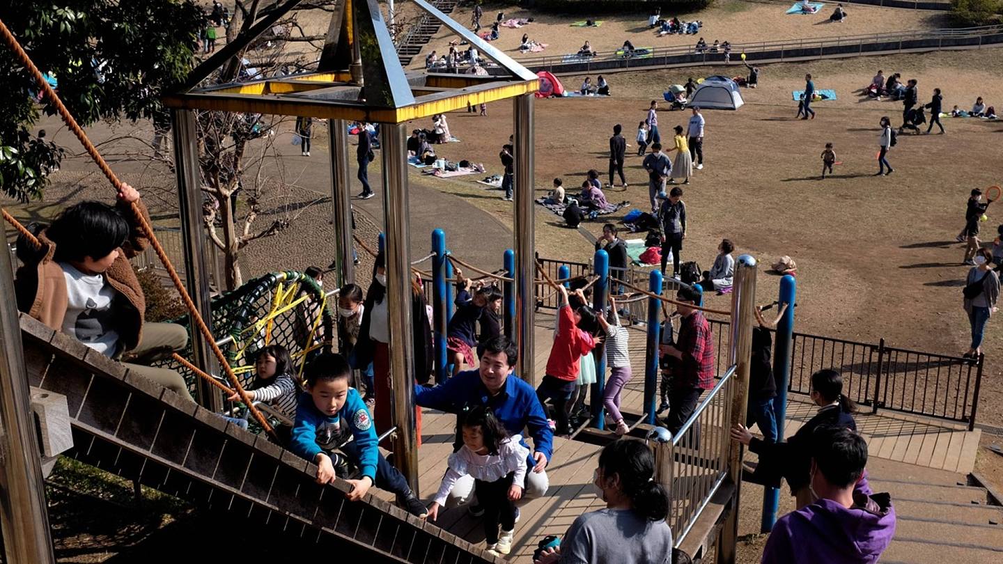 许多室内场馆关闭后，3月1日日本横滨市民聚集在公园玩耍。（AP）