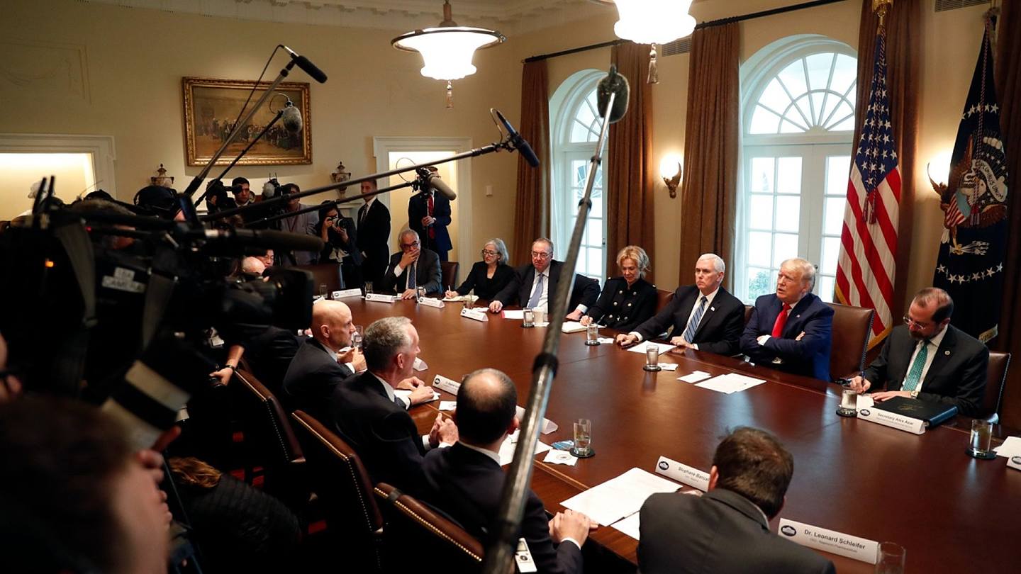 特朗普和彭斯在新冠肺炎工作组成员的陪同下于3月2日在华盛顿白宫内阁会议室会见制药公司高管。（AP）