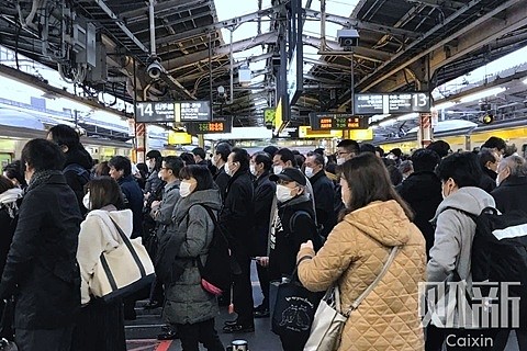 日本确诊达1000例 上班通勤人流涌动（图） - 1
