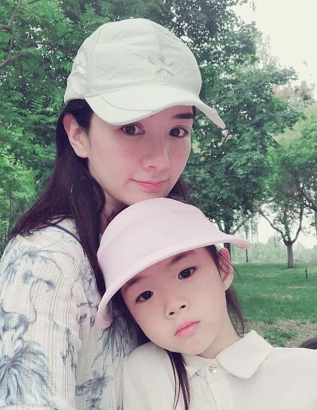 黄奕在家教女儿化妆，黄芊玲眼妆夸张又搞笑，笑得一脸开心（组图） - 4