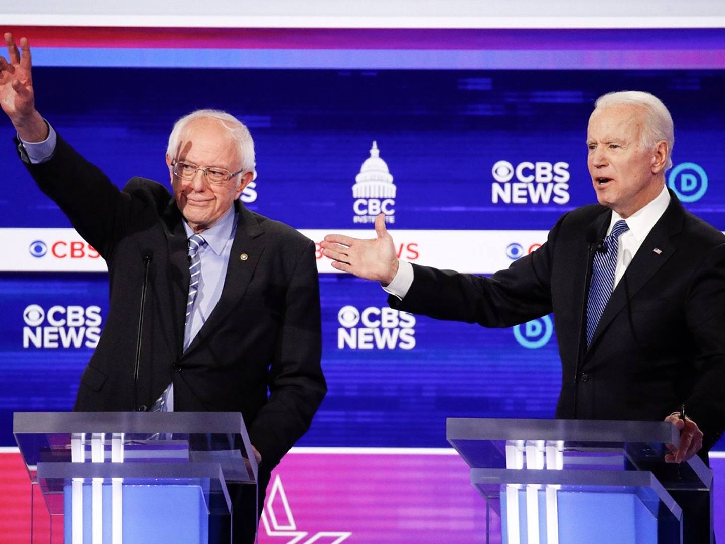 2月25日，美国民主党总统候选人桑德斯(左）与前副总统拜登（右）参加民主党总统初选辩论。（AP）