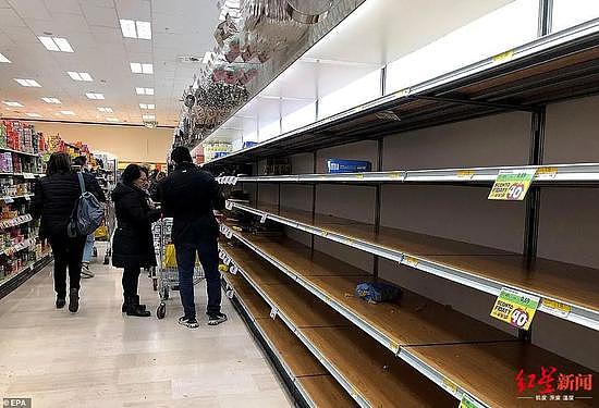  2月23日，米兰Esselunga超市的货架空空荡荡。图据《每日邮报》