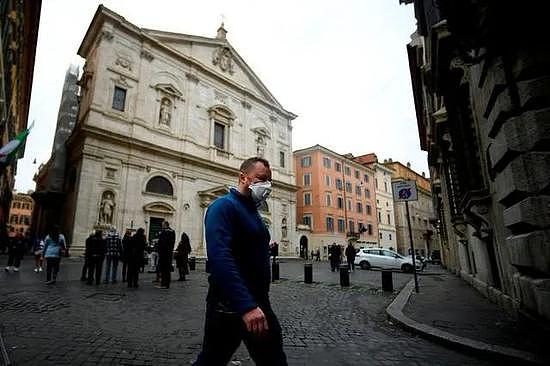  行人戴着口罩走在意大利罗马街头。新华社