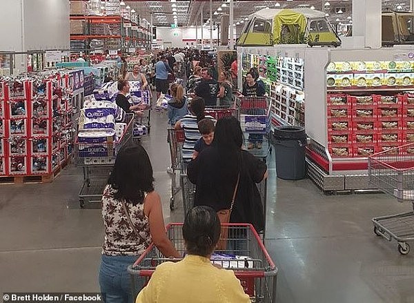 25510762-8073127-At_Costco_warehouses_shoppers_loaded_up_their_trolleys_with_extr-a-4_1583354584363.jpg,0