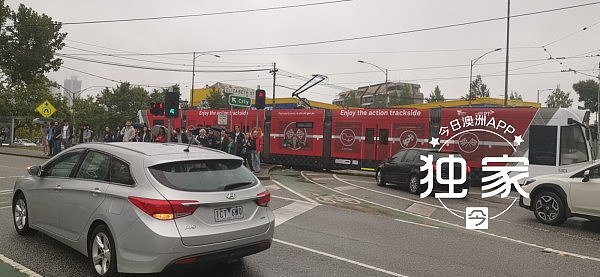 突发！澳州府电车撞奥迪，亚裔女司机被问讯！市中心营运受阻交通阻塞（视频/组图） - 1
