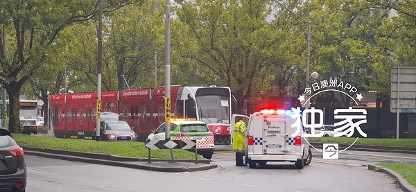 突发！澳州府电车撞奥迪，亚裔女司机被问讯！市中心营运受阻交通阻塞（视频/组图） - 2