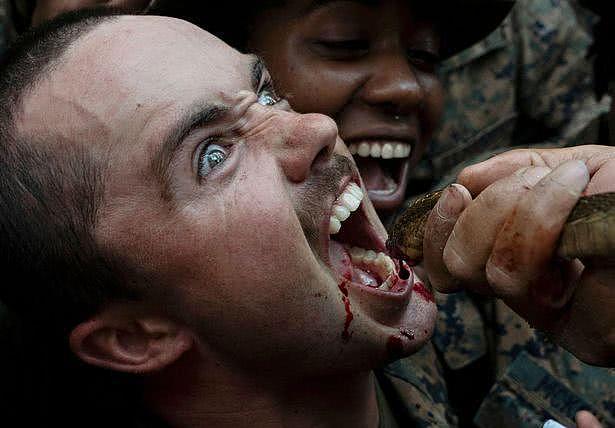 新冠肺炎肆虐之际，美国陆战队在泰国东南训练营依然生饮蛇血